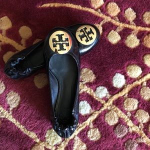 Tory Burch Reva flats in black patent leather!